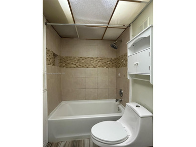 2/2 in the heart of Plantation. LAUNDRY IN-UNIT. The apartment