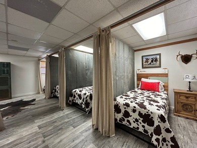 Hank's Bunkhouse (6 twins and 1 dbl murphy bed)is a current