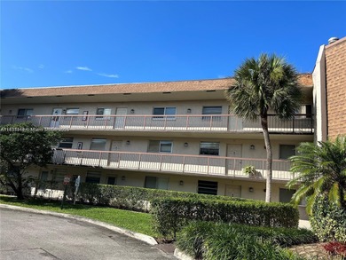 2/2 in the heart of Plantation. LAUNDRY IN-UNIT. The apartment