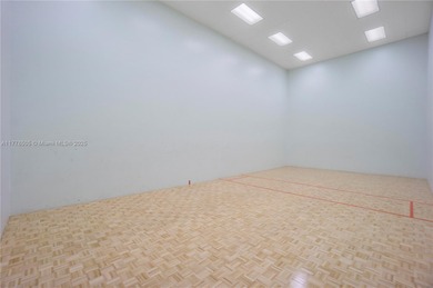 Immaculate 2/2 Condo in Desirable Bayview - beautifully spacious