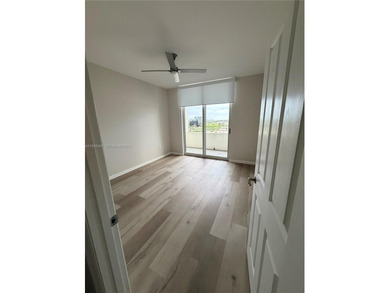 Beautiful 2 bed, 1 bath condo in NuRiver Landings featuring 11'