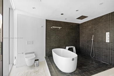 Exceptional residence on the Miami River, next to the iconic