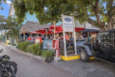 One or more photo(s) has been virtually staged. Experience