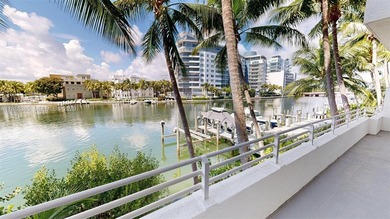 Miami Beach PH in front of the ocean in a modern boutique