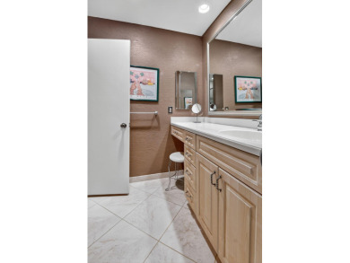 Spacious & Elegant 3BR + Den, 2BA with Lake Views in Hunters