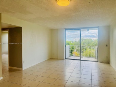 Move in ready 2/2 in nice area of North Miami. Well maintained