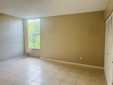 Move in ready 2/2 in nice area of North Miami. Well maintained