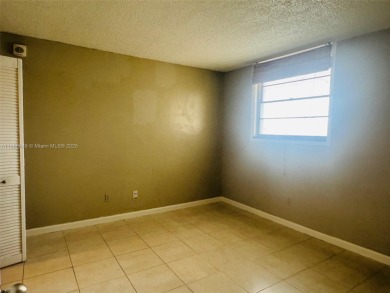 Move in ready 2/2 in nice area of North Miami. Well maintained