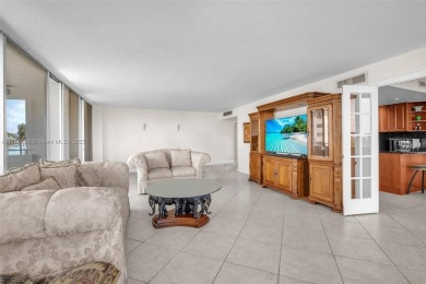 Huge 2/2.5 sundrenched corner unit sits at the canopy of the