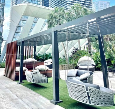 Located in the heart of Brickell this stunning 2bed/2bath