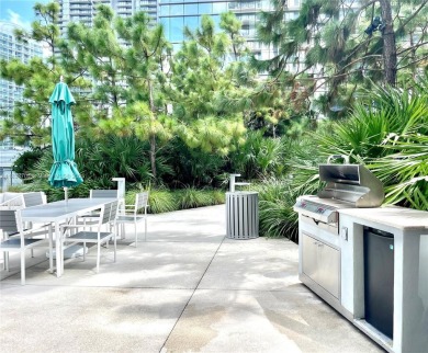 Located in the heart of Brickell this stunning 2bed/2bath