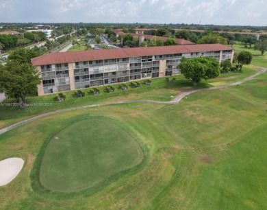Beautifully Renovated 2-Bedroom Condo with Pool View - Century