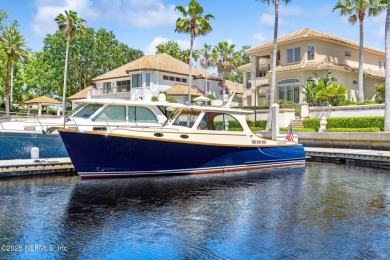 Enjoy the Island life ! Move-in-ready executive pool home: 4brs