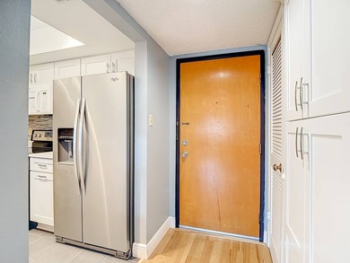 Welcome to your 2 bedroom 2 bath 955 sq ft, dream condo