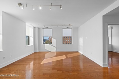 Spacious & Clean 1 bdr condo w/gated & assigned parking located