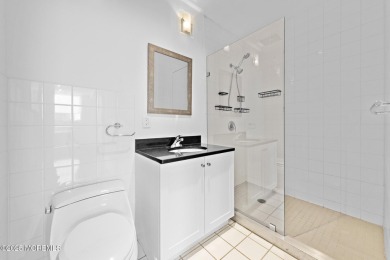 Spacious & Clean 1 bdr condo w/gated & assigned parking located