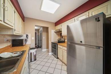 Beautiful 2BR/2BA Condo in Desirable Washington Courte!  Bright