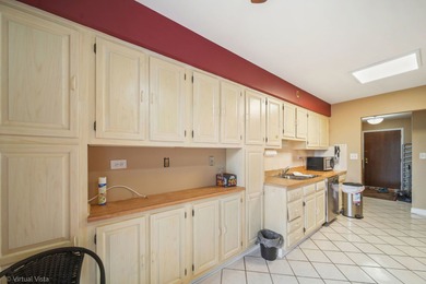 Beautiful 2BR/2BA Condo in Desirable Washington Courte!  Bright