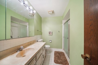 Beautiful 2BR/2BA Condo in Desirable Washington Courte!  Bright