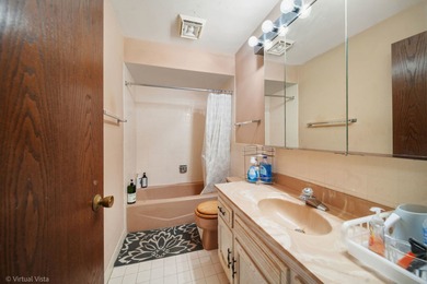 Beautiful 2BR/2BA Condo in Desirable Washington Courte!  Bright