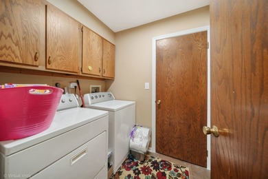 Beautiful 2BR/2BA Condo in Desirable Washington Courte!  Bright