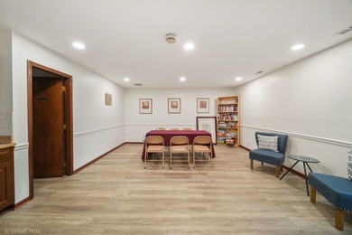 Beautiful 2BR/2BA Condo in Desirable Washington Courte!  Bright