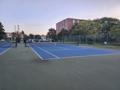 Beautiful 2BR/2BA Condo in Desirable Washington Courte!  Bright