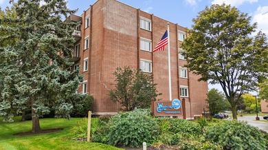 Beautiful 2BR/2BA Condo in Desirable Washington Courte!  Bright