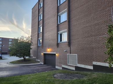 Beautiful 2BR/2BA Condo in Desirable Washington Courte!  Bright