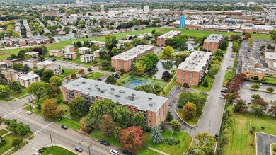 Beautiful 2BR/2BA Condo in Desirable Washington Courte!  Bright