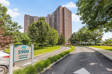 Welcome to this charming, sun-drenched studio in the highly