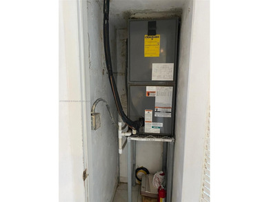 Location,location!!Centrally located 1/1 condo minutes from