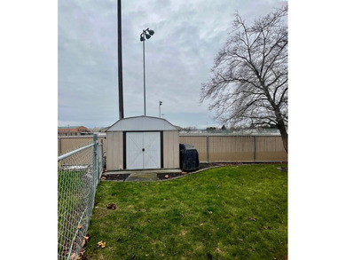 Welcome home to this beautifully maintained 1991 Valley Country