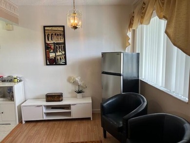 Beautiful 2 bedroom condo with a covered screened porch with new