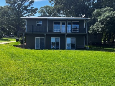 GB-9157  Welcome to your Lakefront retreat on Cedar Creek Lake!