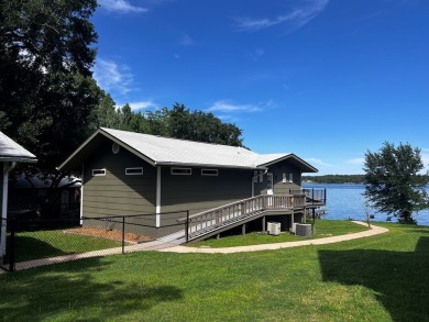 GB-9157  Welcome to your Lakefront retreat on Cedar Creek Lake!