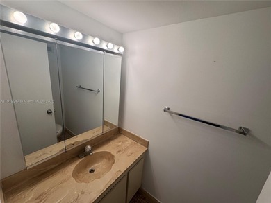 Investors oportunity, Beautiful  1-bedroom 1.5 bathrooms unit