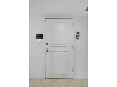 RARE, BEAUTIFUL RENOVATED OPEN 3 BREDROOM, 2 BATHROOM, CORNER