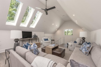 You'll find classic elegance in this transitional-style lake