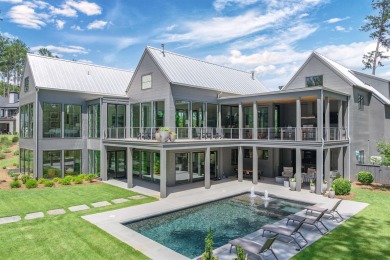 You'll find classic elegance in this transitional-style lake