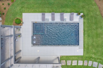 You'll find classic elegance in this transitional-style lake