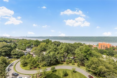 Welcome to this charming, sun-drenched studio in the highly