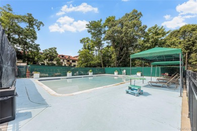 Welcome to this charming, sun-drenched studio in the highly