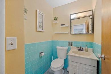 Upper level Condo 2 good size bedrooms in Park Ridge. 1 and half