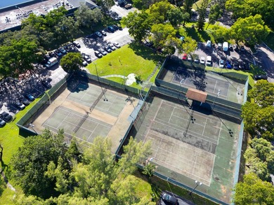 This well-positioned condo offers versatile living with