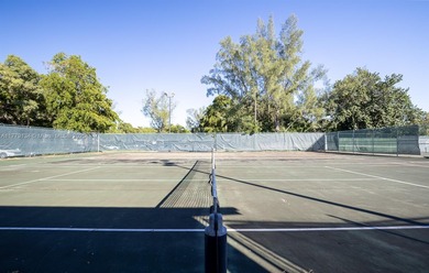 This well-positioned condo offers versatile living with