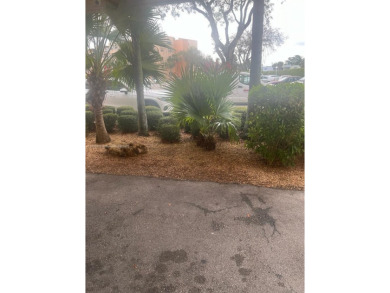 2 Bedroom, 2 Bathroom, 960 sq. Central A/C. Living vinyl