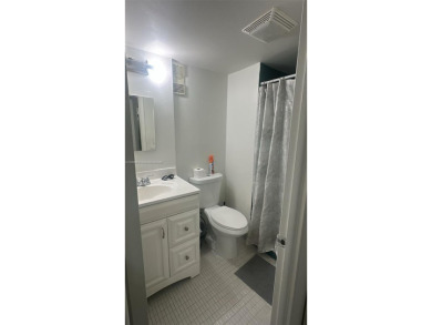 2 Bedroom, 2 Bathroom, 960 sq. Central A/C. Living vinyl