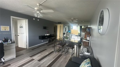2 Bedroom, 2 Bathroom, 960 sq. Central A/C. Living vinyl