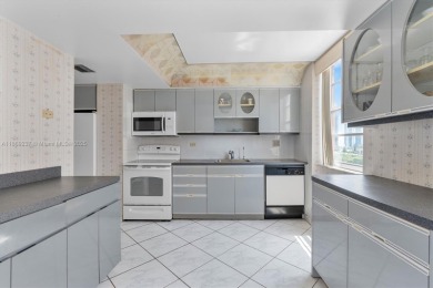 Corner Large 1,789 sqft Wraparound Balcony Spectacular Lake, Bay